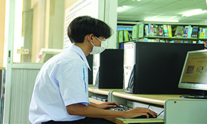 นักเรียนใช้คอมพิวเตอร์สืบค้นในห้องสมุด